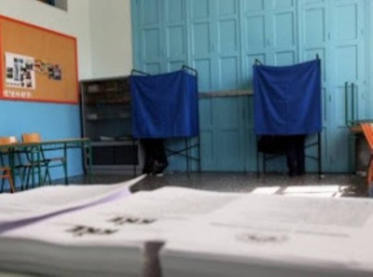 Εκλογές 2012: Αντιπρόσωπος κλείδωσε την εφορευτική στο εκλογικό κέντρο