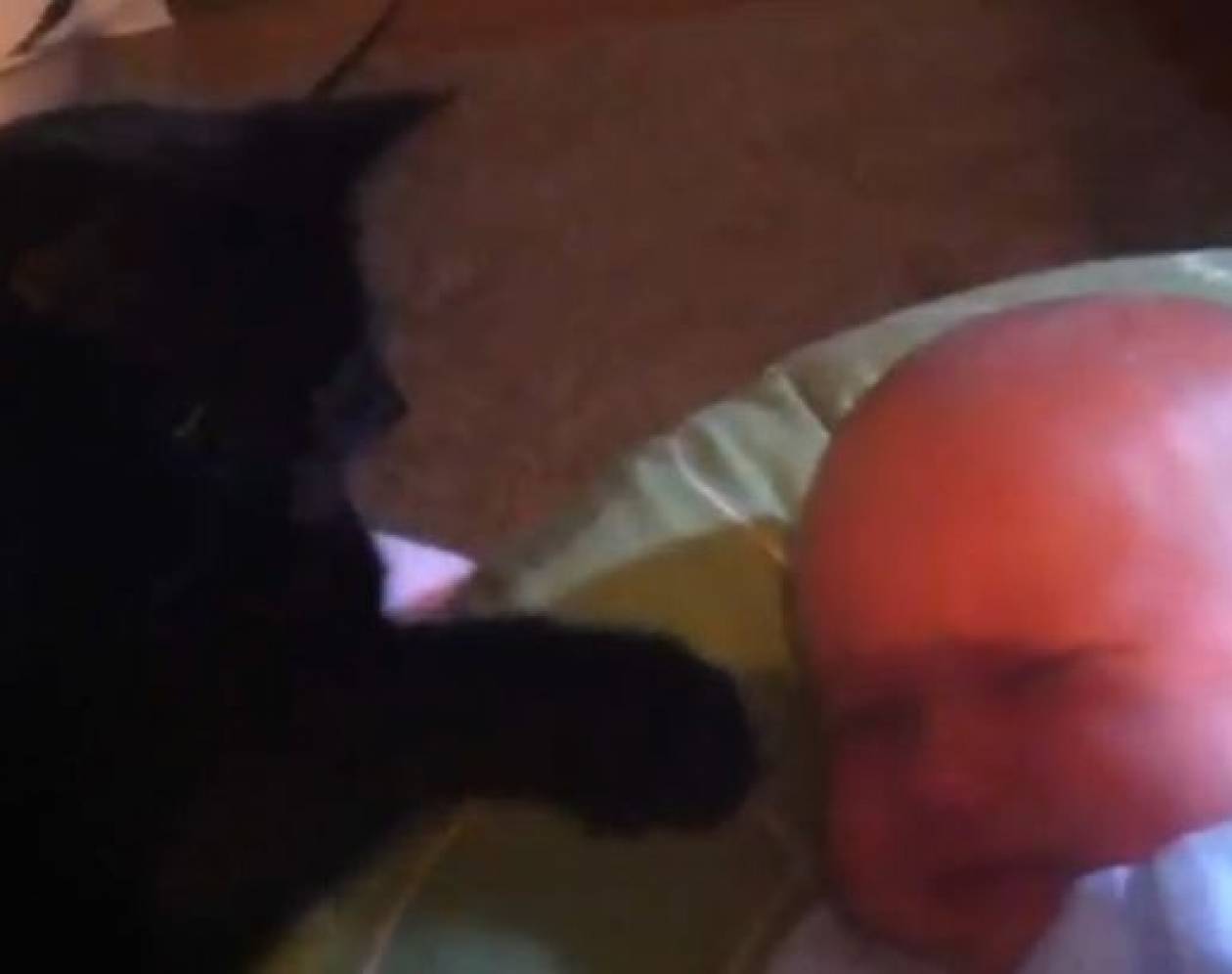 Γάτα νανουρίζει μωρό