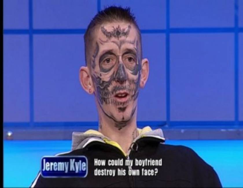 Έκανε τατουάζ σε όλο του το πρόσωπο!