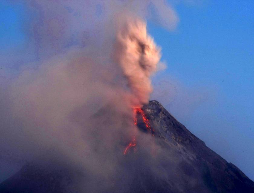 Έκρηξη ηφαιστείου "σηκώνει" 3 χλμ. στάχτης
