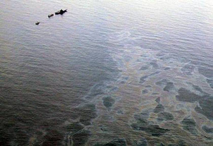 Τριακόσια λίτρα πετρελαίου στο λιμάνι του Βόλου