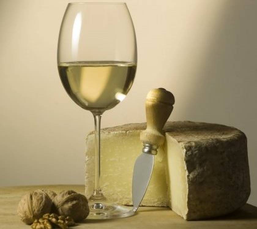 Αστικός μύθος: Τα λευκά κρασιά δεν ταιριάζουν με τα τυριά