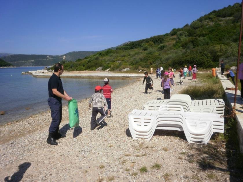 Ο Δήμος Πειραιά καθαρίζει τη Λεωφόρο Σχιστού και τα Βοτσαλάκια