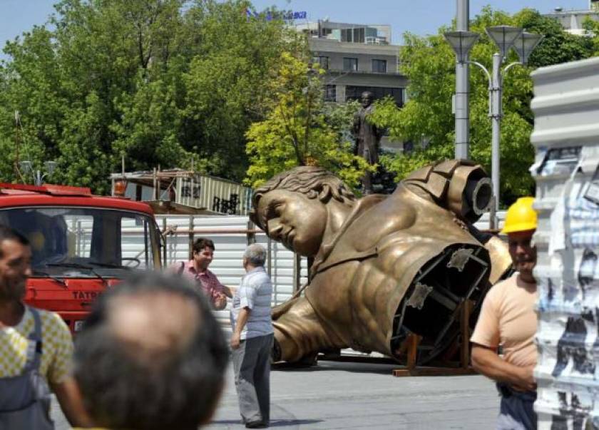 Σκόπια:  Τοποθετείται το άγαλμα του Μ. Αλεξάνδρου
