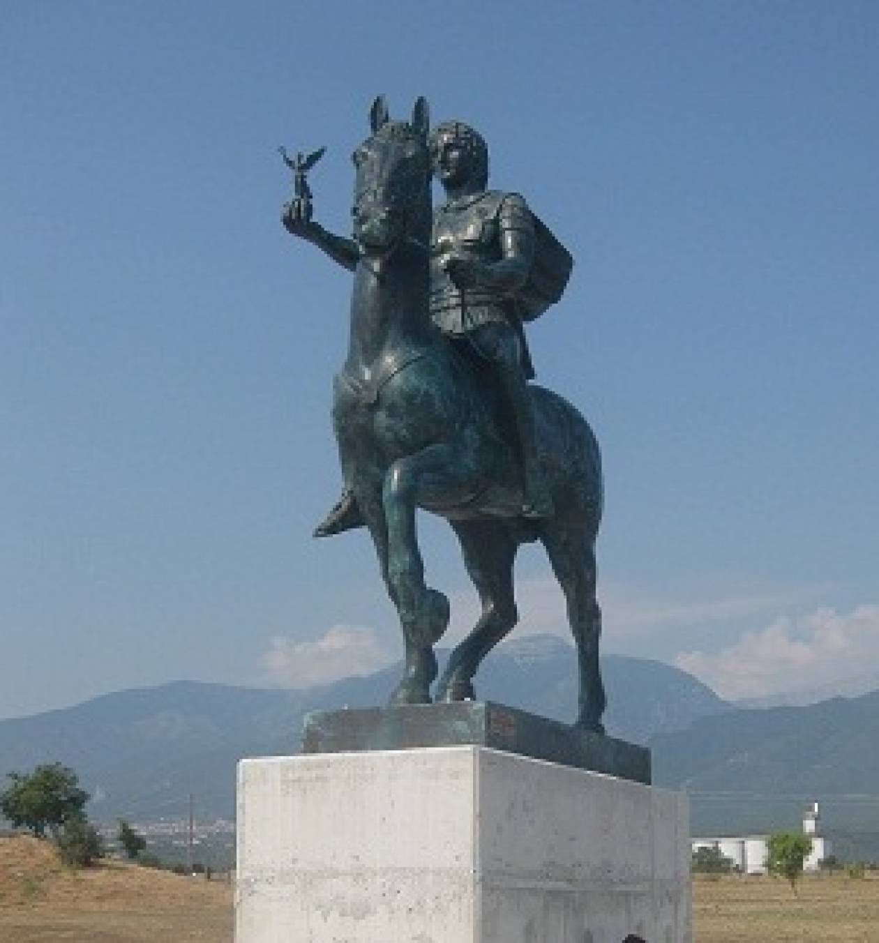 Ο Γ.Καρατζαφέρης και το αγάλμα του Μεγάλου Αλέξάνδρου