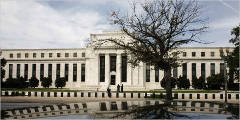 Fed: Σε πολύ χαμηλά επίπεδα τα επιτόκια για άλλα δυο χρόνια