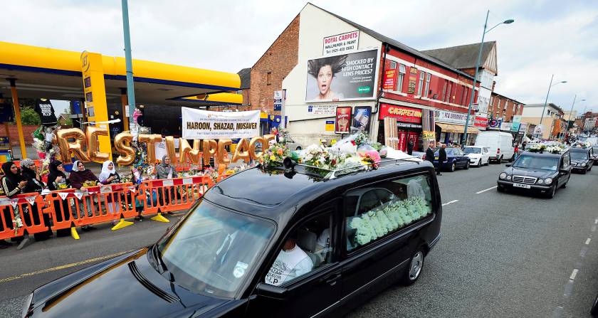 Βρετανία: Πλήθος κόσμου στην κηδεία των Ασιατών