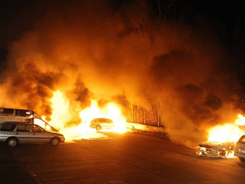Γερμανία: Εμπρησμοί αυτοκινήτων σε όλη τη χώρα