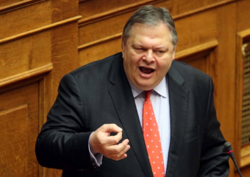 Dailymail: «Η Ελλάδα ικετεύει και σφίγγει τα λουριά»