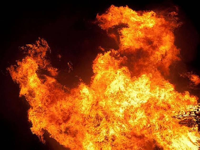 Μυστήριες φλόγες έκαψαν ζωντανό συνταξιούχο