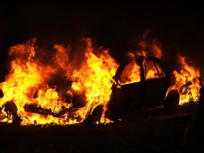 Στις φλόγες αυτοκίνητο σε καταυλισμό στις Αχαρνές