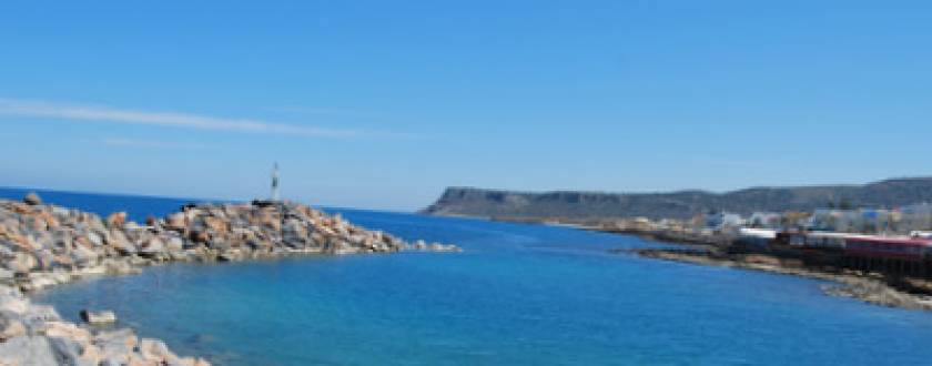 Σκάφος έπεσε σε βράχια στην Κρήτη