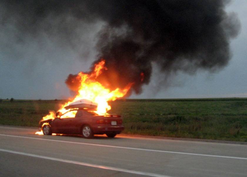 Αυτοκίνητο τυλίχθηκε στις φλόγες εν κινήσει