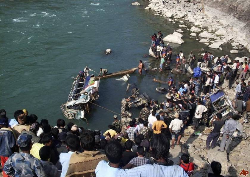 Νεπάλ: 35 νεκροί από πτώση λεωφορείου σε ποτάμι