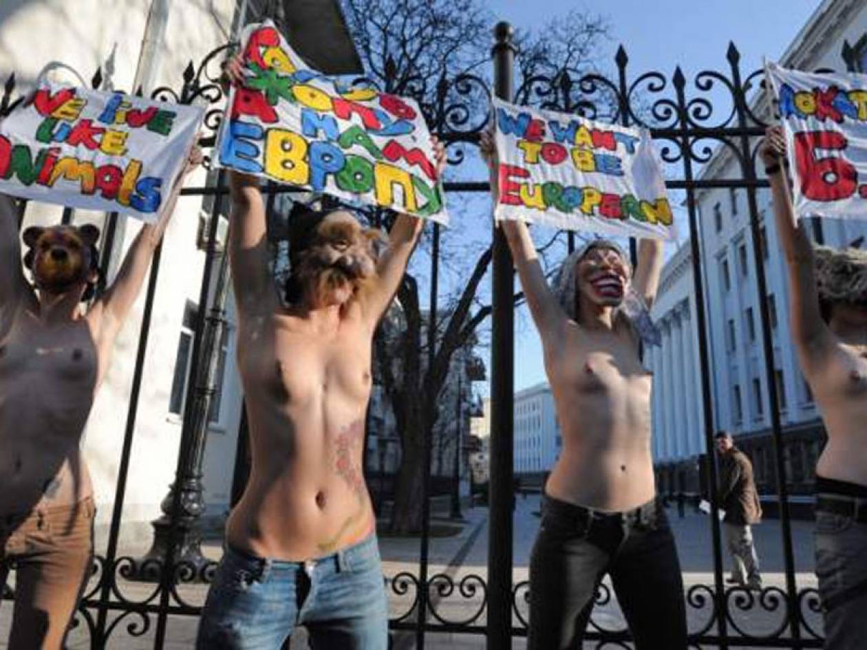 Δεν πτοείται η FEMEN από το κυνηγητό
