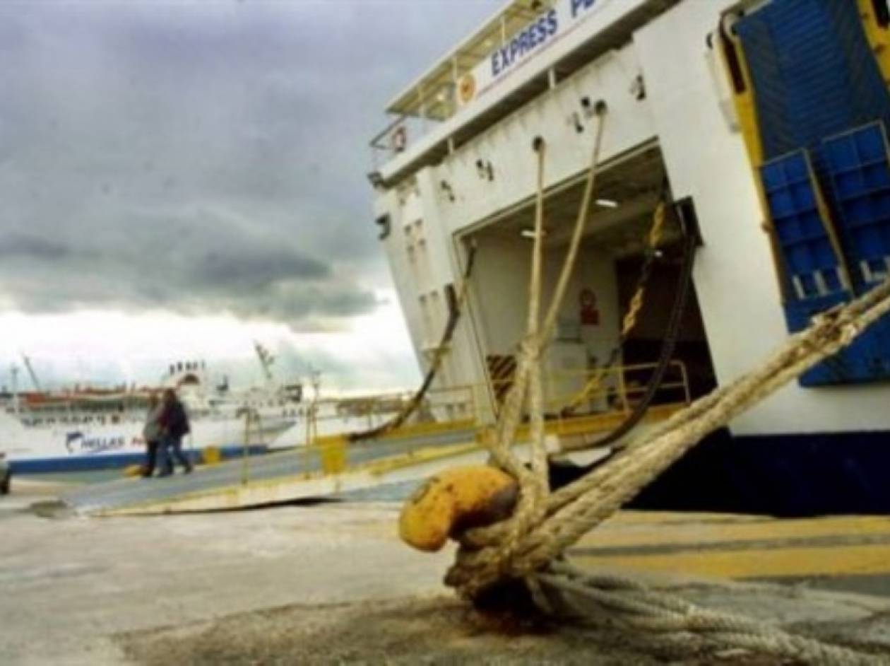 Φόρτωση ευπαθών αγροτικών προϊόντων σε πλοίο στο Ηράκλειο