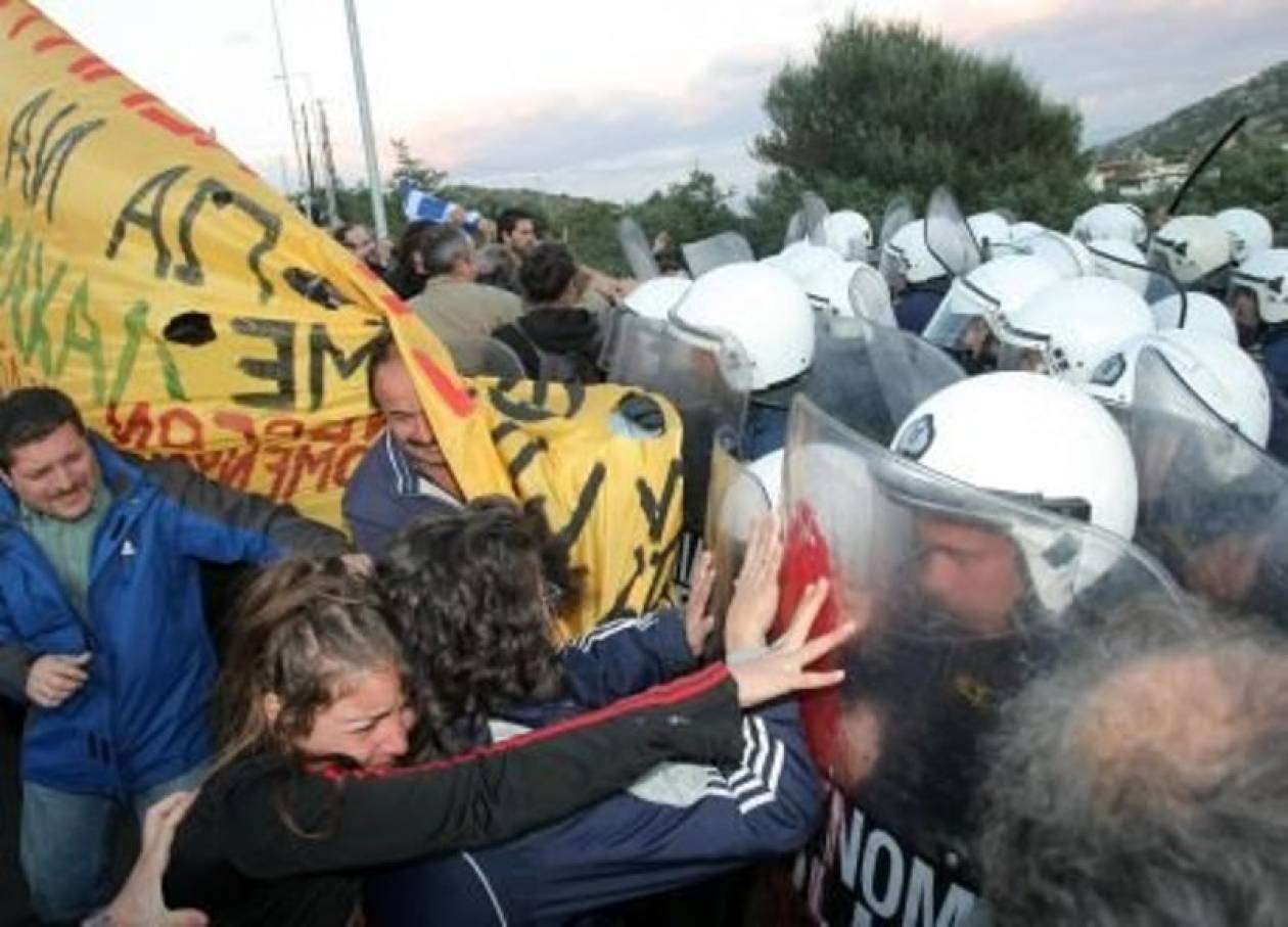 Εξαγριωμένοι πολιορκούν τη Σοσιαλιστική του ΓΑΠ στην Κρήτη