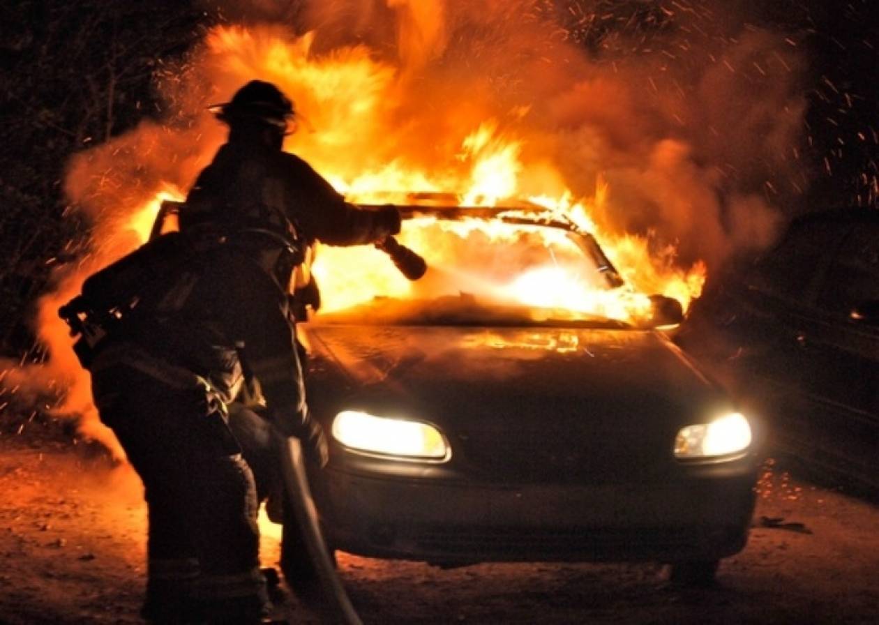 Φωτιές σε οχήματα στη Γλυφάδα