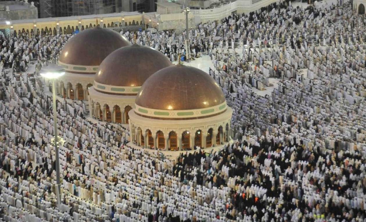Δύο εκατομμύρια μουσουλμάνοι συγκεντρώνονται στο Όρος Αραφάτ