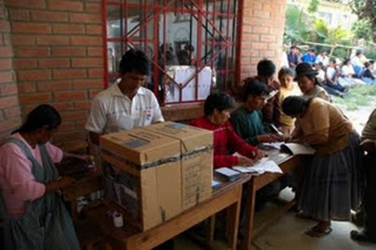 Προηγείται ο Μολίνα στις εκλογές στη Γουατεμάλα