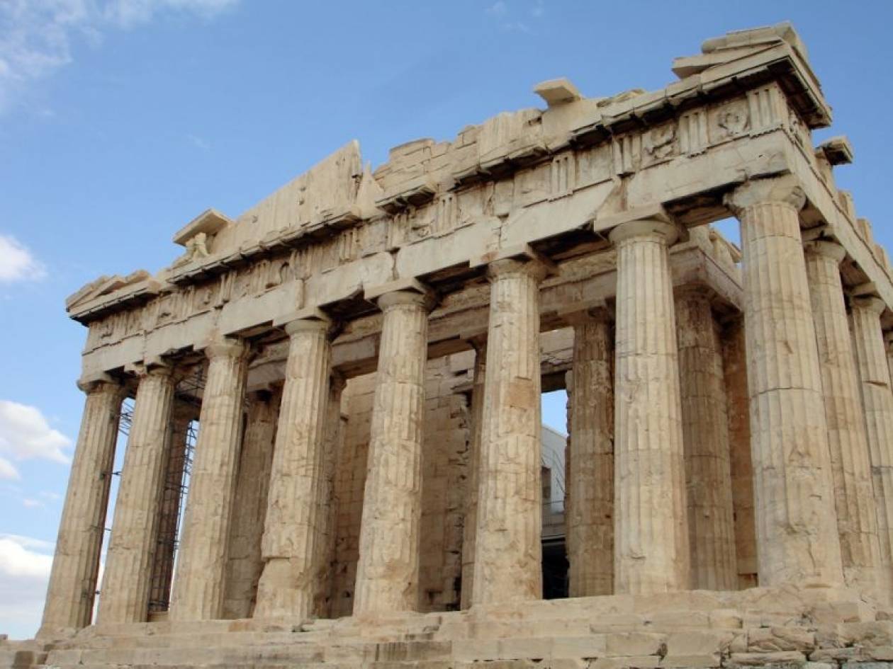 Μέλη του ΣΥΡΙΖΑ κρέμασαν πανό στην Ακρόπολη