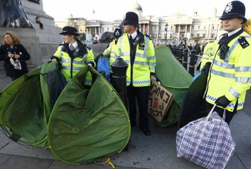 Η βρετανική αστυνομία «σάρωσε» τις σκηνές των Αγανακτισμένων