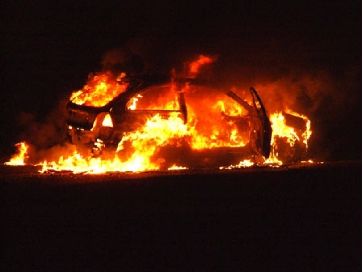 Στις φλόγες όχημα στο Ίλιον