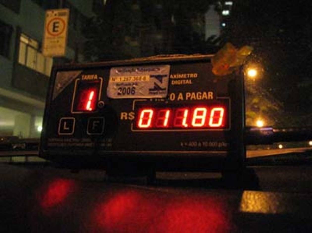 Χειροπέδες σε οδηγό ταξί που «πείραζε» το ταξίμετρο