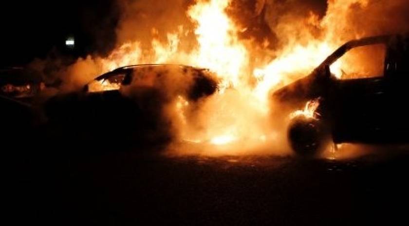 Φωτιά σε τρία οχήματα στην Αγία Βαρβάρα