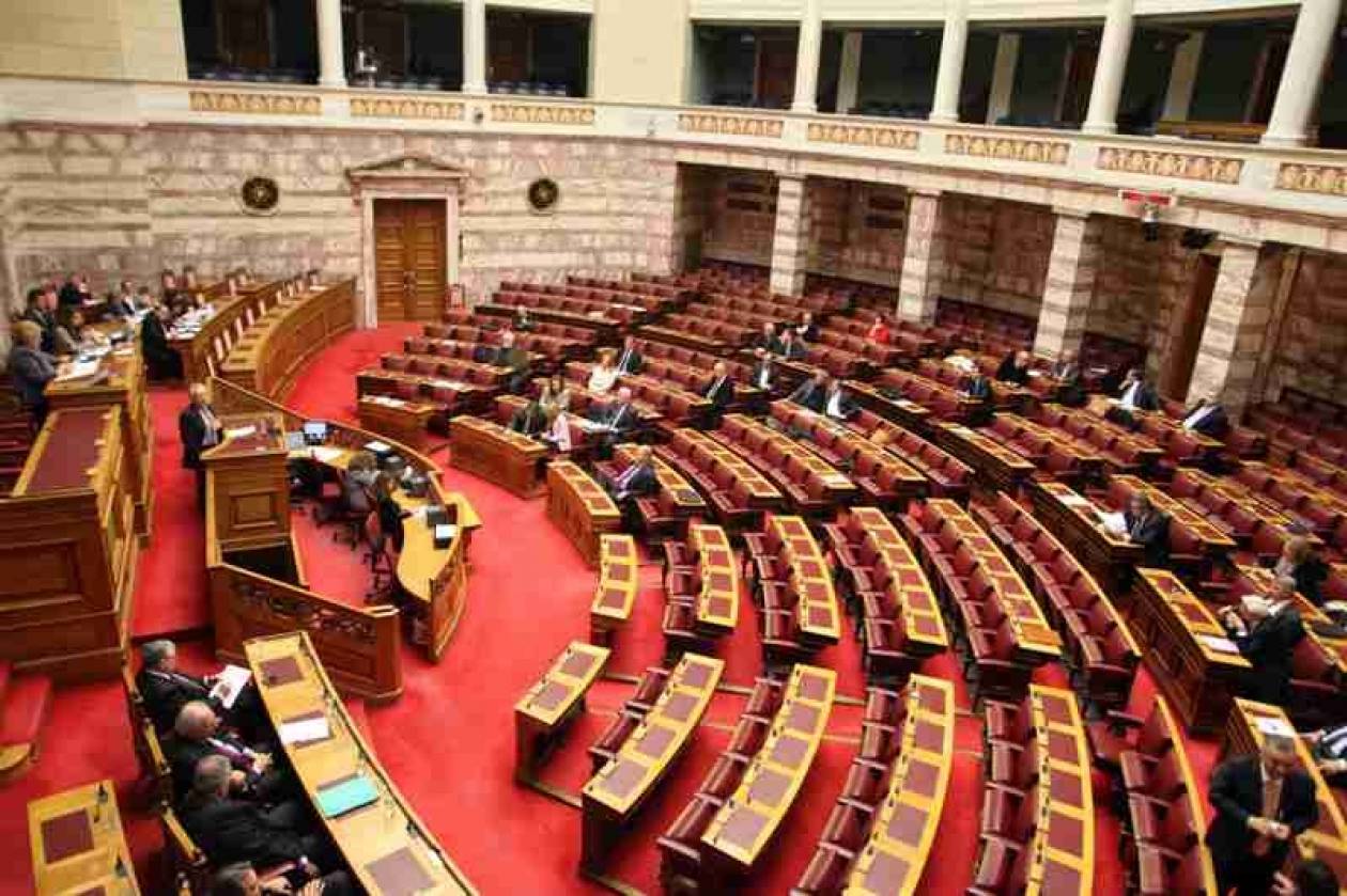Αντιπαράθεση στη Βουλή για τη μεταβατική κυβέρνηση