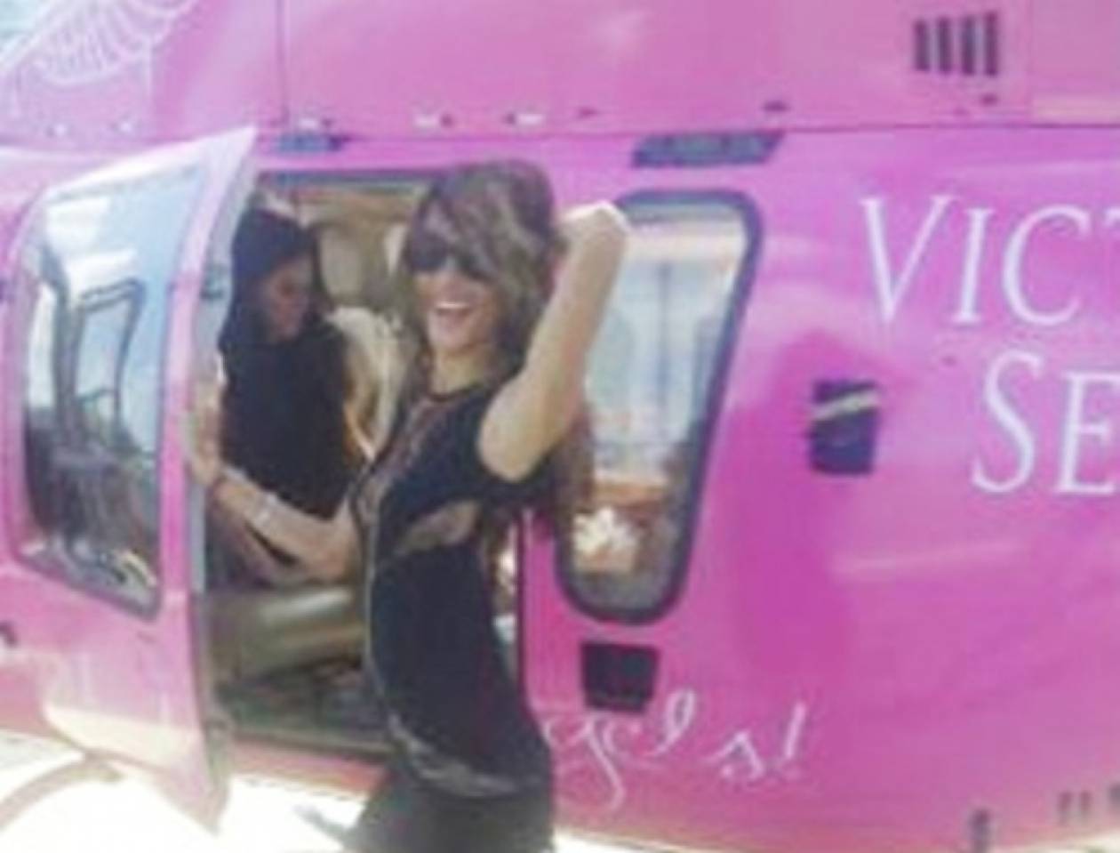 Δείτε το ροζ ελικόπτερο της Victoria’s Secret