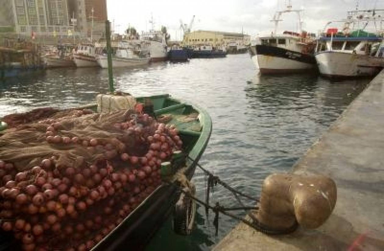 Αλιευτικό σκάφος μισοβυθίστηκε στο Κερατσίνι