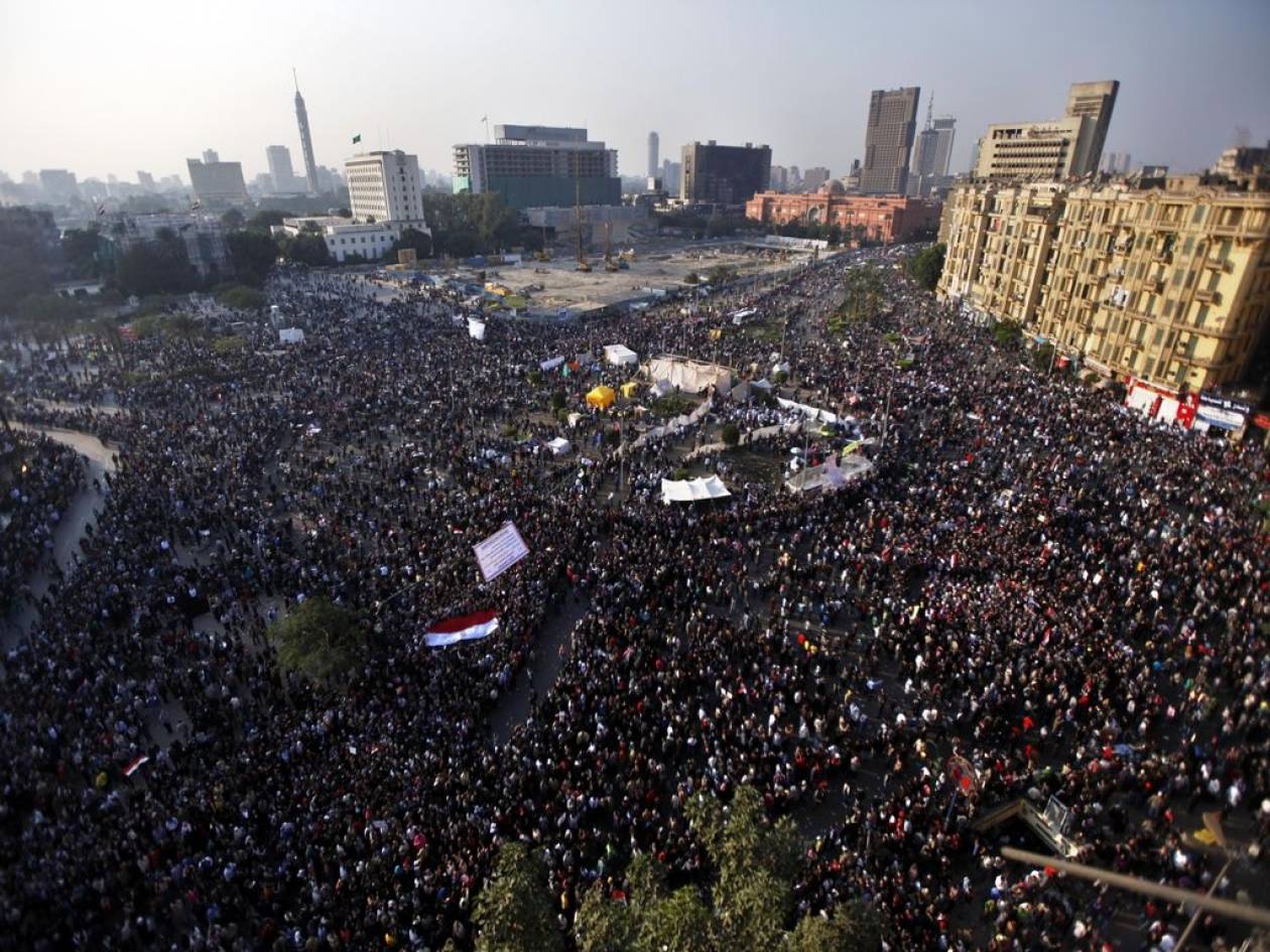 Χιλιάδες Αιγύπτιοι παραμένουν στην πλατεία Ταχρίρ