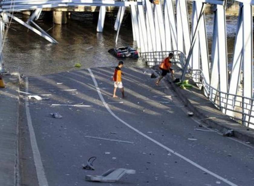 Ινδονησία: Πέντε νεκροί από κατάρρευση γέφυρας