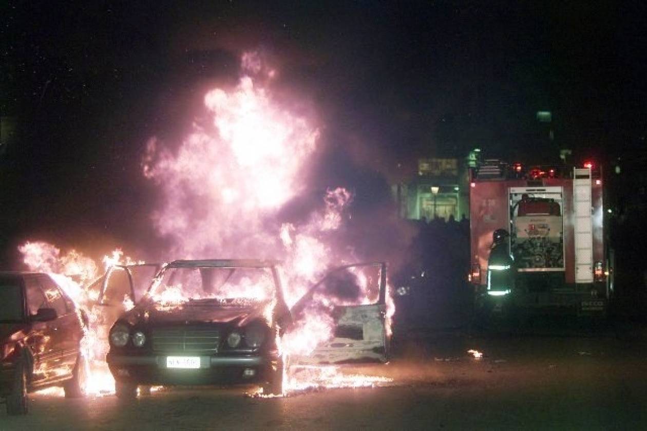 Φωτιά κατέστρεψε οχήματα στη Γλυφάδα