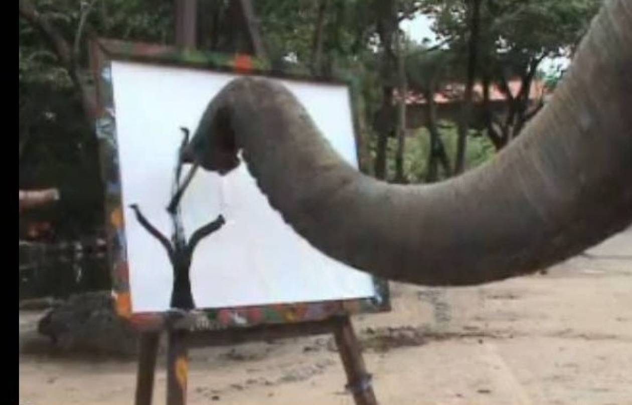 Ελέφαντας ζωγραφίζει με πινέλο