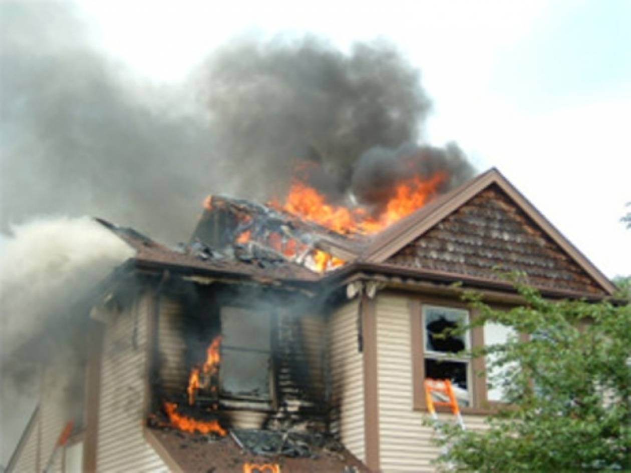 Γυναίκα κινδυνεύει να καεί ζωντανή στο σπίτι της