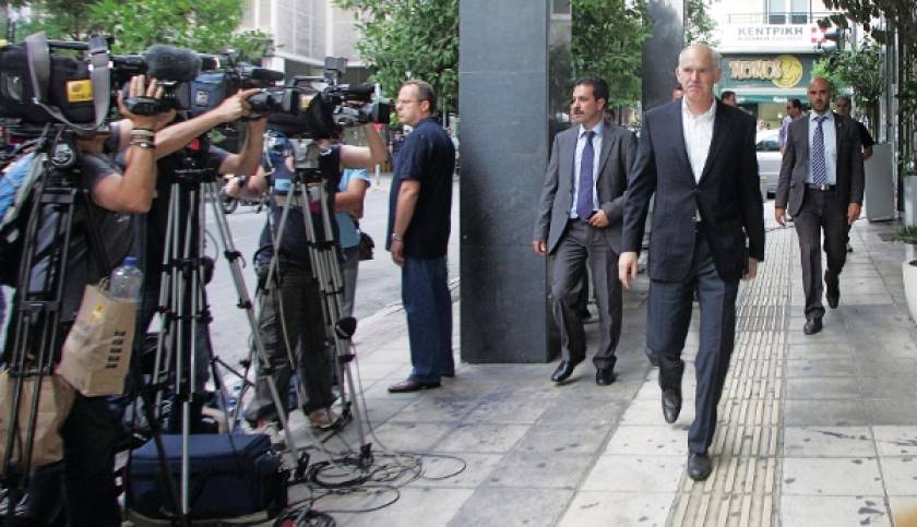 Tagesspiegel: «Γαντζωμένος στην προεδρία του ΠΑΣΟΚ ο Παπανδρέου»