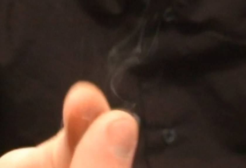 Απίστευτο τρικ με χέρια που βγάζουν καπνό