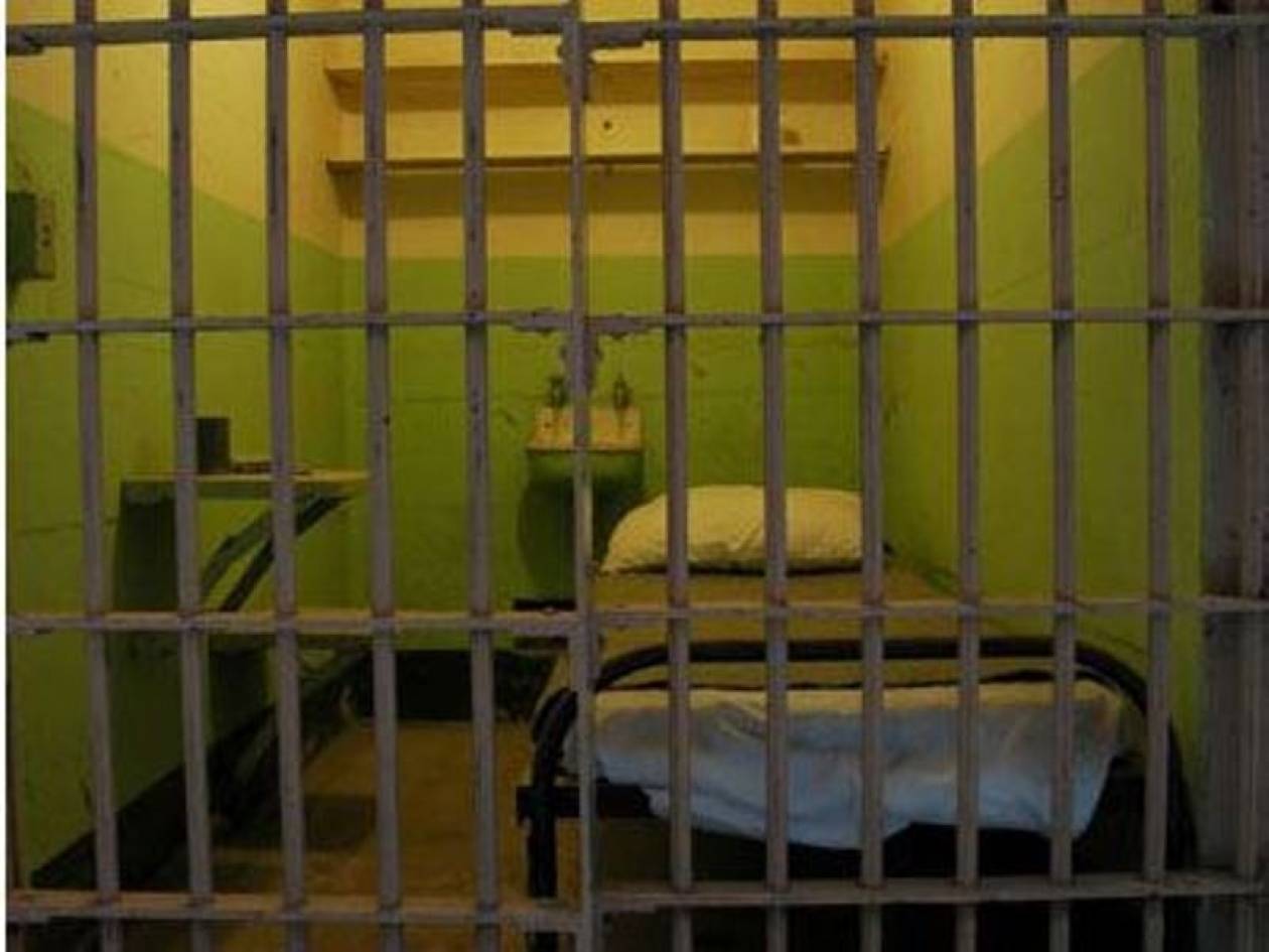 Σε κώμα κρατούμενος στη Λάρισα από χρήση ναρκωτικών