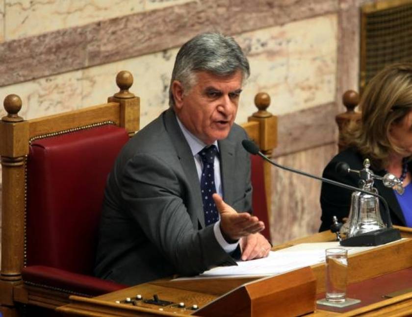 Βουλή: «Έως και 38% η μείωση των αποδοχών των υπαλλήλων»