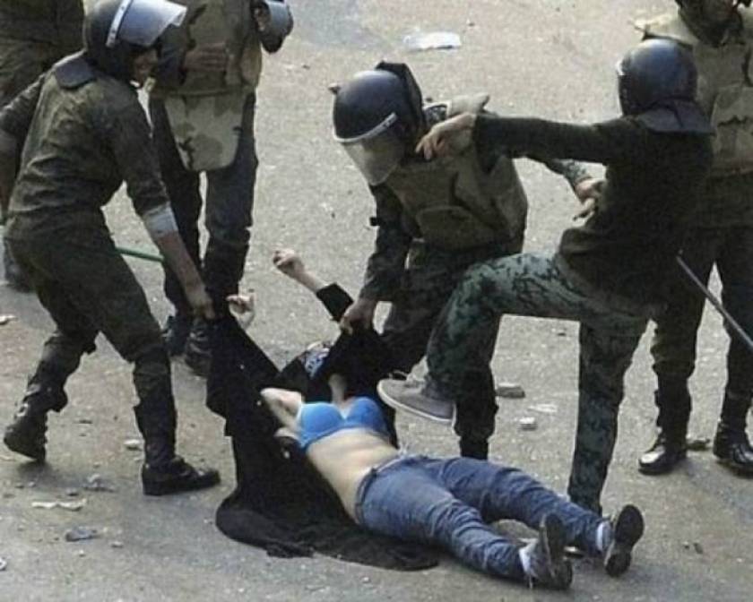 Στρατιώτες χτυπούν και ξεγυμνώνουν διαδηλώτρια