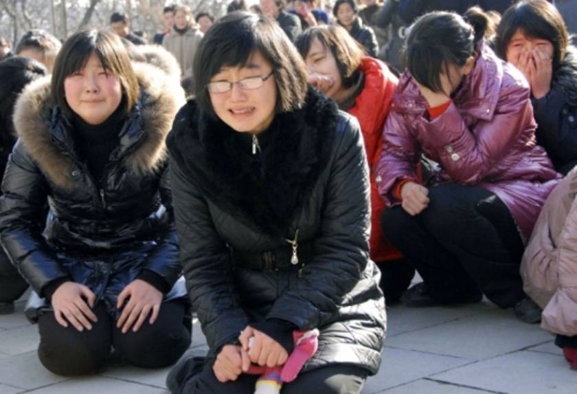 Υπόκλιση τρεις φορές την ημέρα για το θάνατο του Κιμ Γιονγκ -Ιλ
