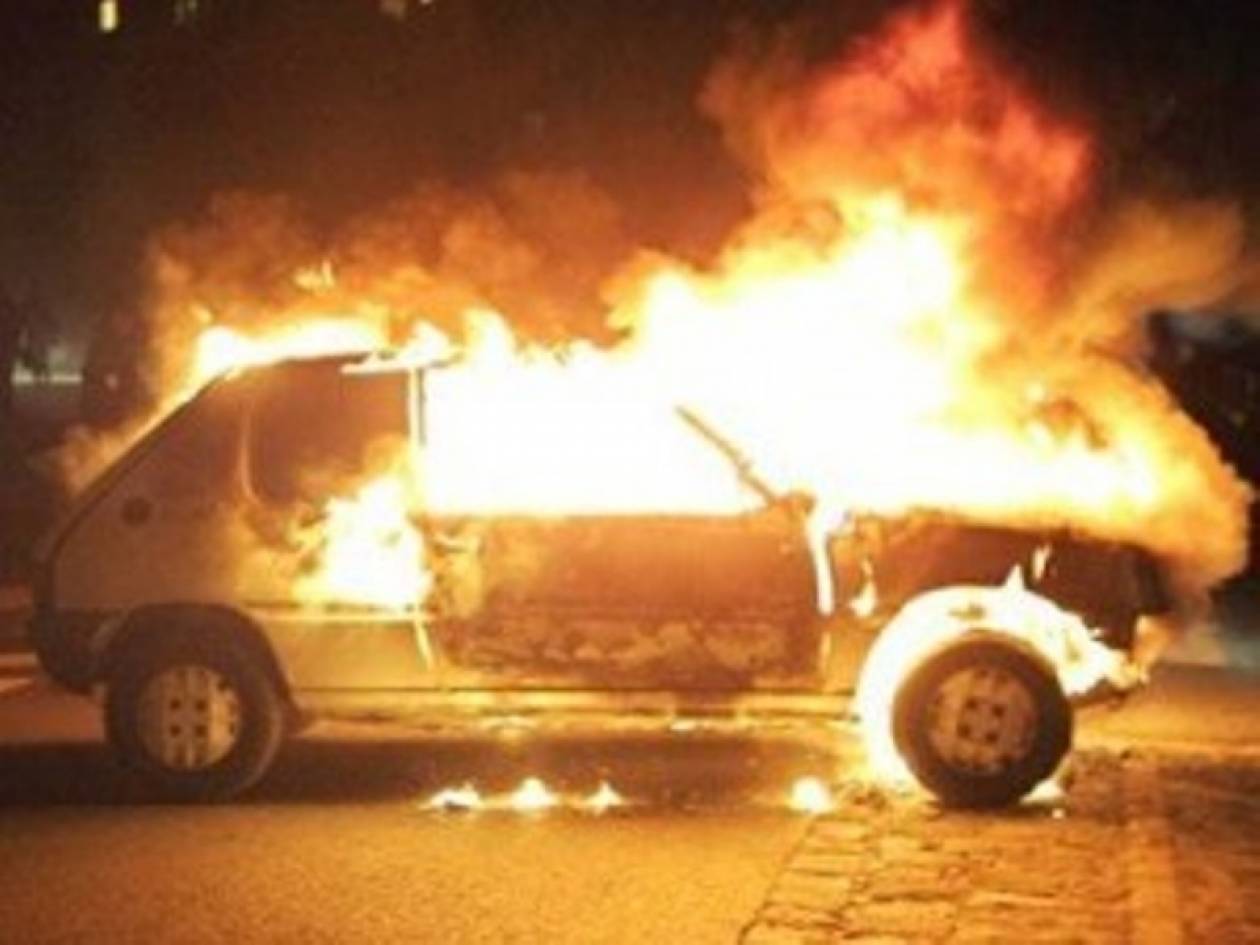 Βόλος: Έβαλαν φωτιά σε αυτοκίνητα