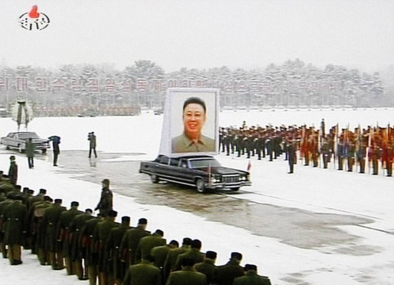 Σπαραγμός στην επιβλητική νεκρώσιμο ακολουθία του Κιμ Γιονγκ Ιλ