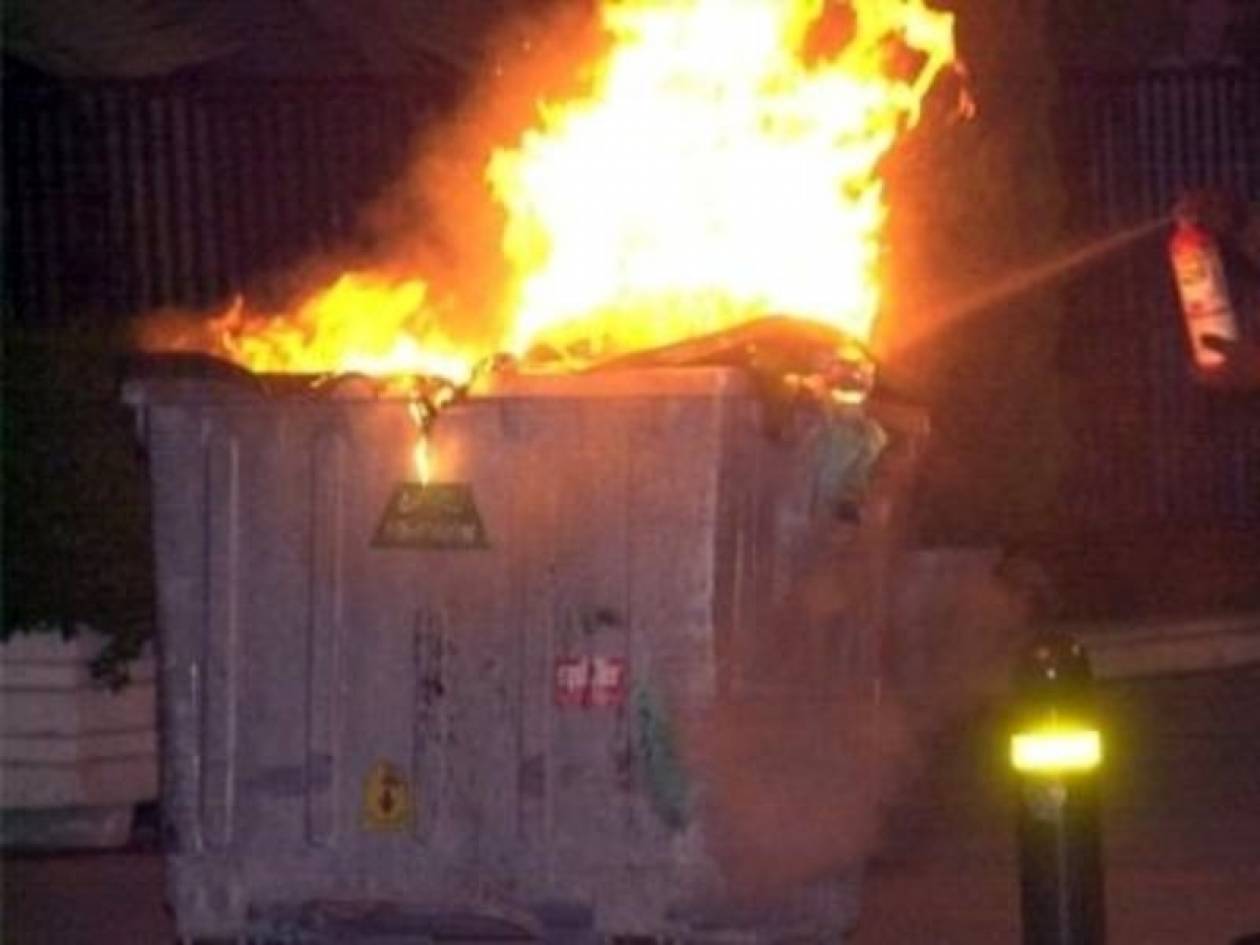 Τρίκαλα: Ανήλικοι έβαζαν φωτιά σε κάδους απορριμμάτων