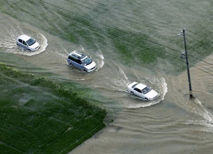 Τήνος: τα νερά παρέσυραν αυτοκίνητα