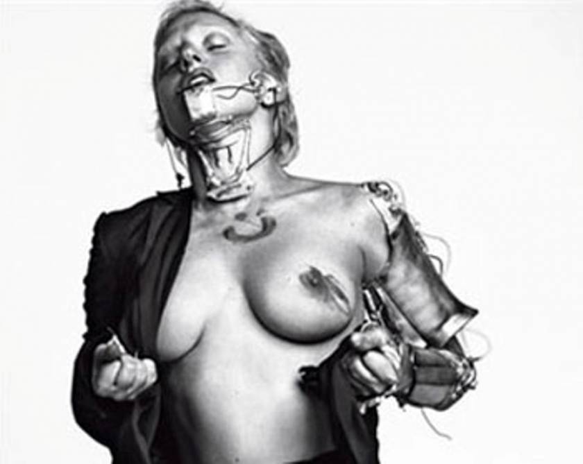 H Lady Gaga τόπλες στο L’Uomo Vogue