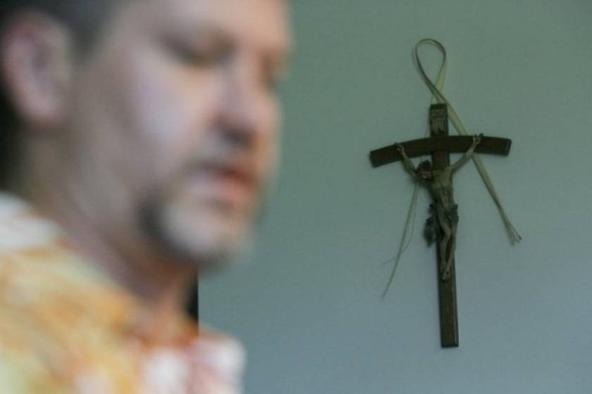 Αμετανόητος ιερέας κακοποίησε 280 φορές 3 αγόρια