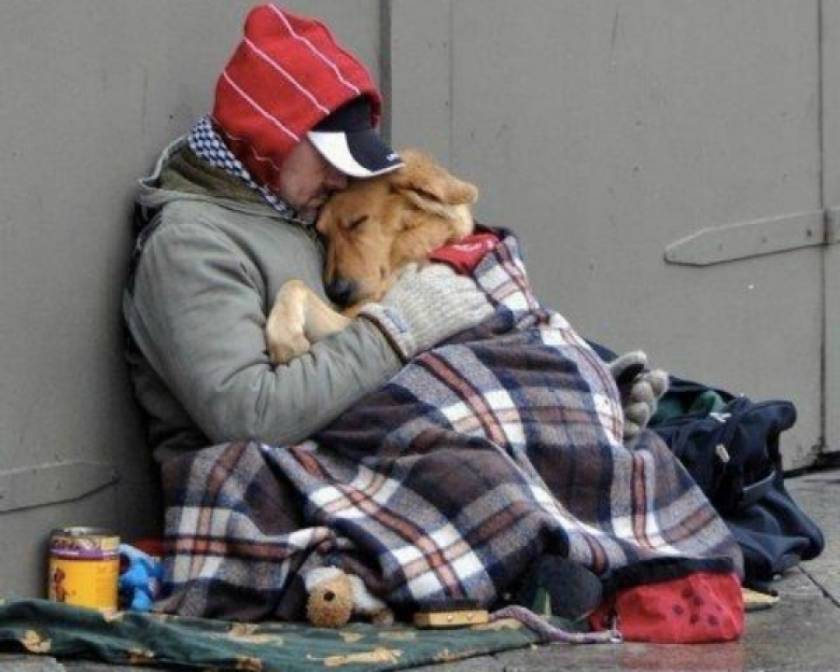 Ο άστεγος, το αδέσποτο και η αγκαλιά